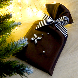 Romy Stan Zak coudre un paquet cadeau en tissu